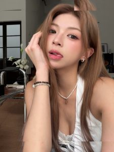Elyn Leong - Image 114